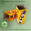 Popcorn Kutusu Küçük Boy 100 Adet Karton kutudan üretilmiştir. Ürün yüksekliği 16,5 cm, taban 6 cm, ağız çapı 8,5 cm'dir. Patlamış mısır,cips,kraker,kuruyemiş gibi ürünleri koyabilirsiniz. Patlamış mısır kartonu olarakda adlandırılır. Kolisinde 1200 adet bulunur. Marka kullanatsiparis.com Koli İçi Adet 1200 Paket İçi Adet 100 Ebat15 16,5 x 6 x 8,5 cm Malzeme Karton Kutu Ürün Türü Karton Popcorn Kutusu